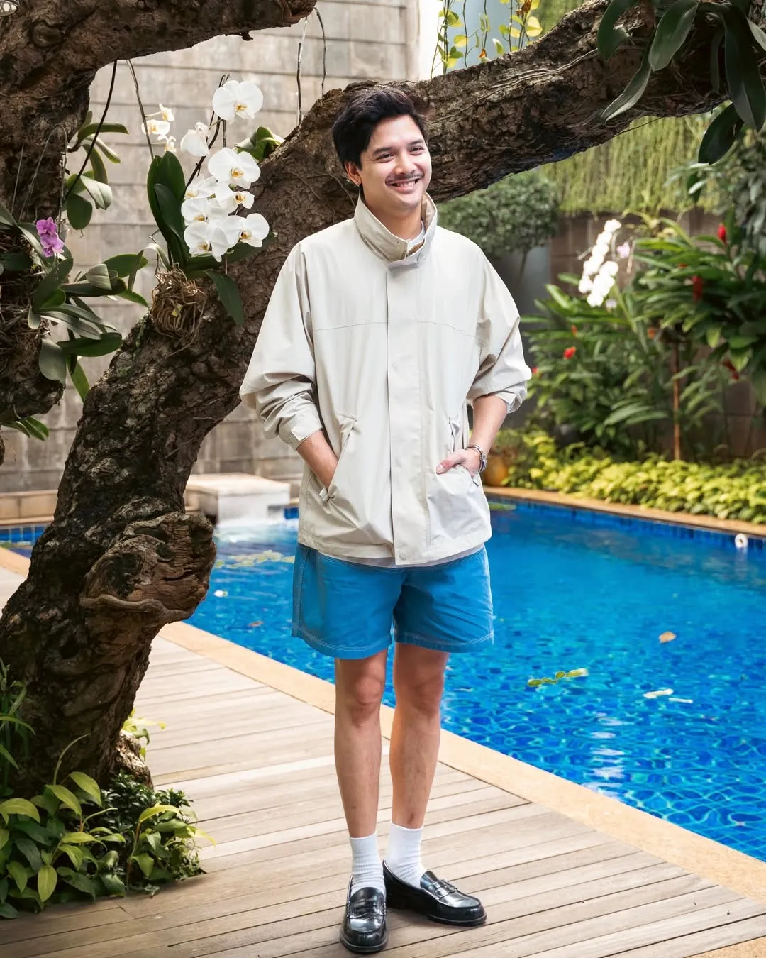 Baskara Mahenra di tepi kolam renang (c) instagram.com/baskaramahendra