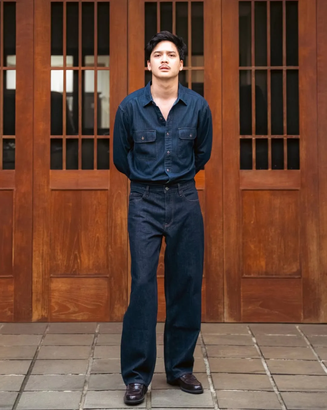Baskara Mahenra pakai ootd serba hitam (c) instagram.com/baskaramahendra