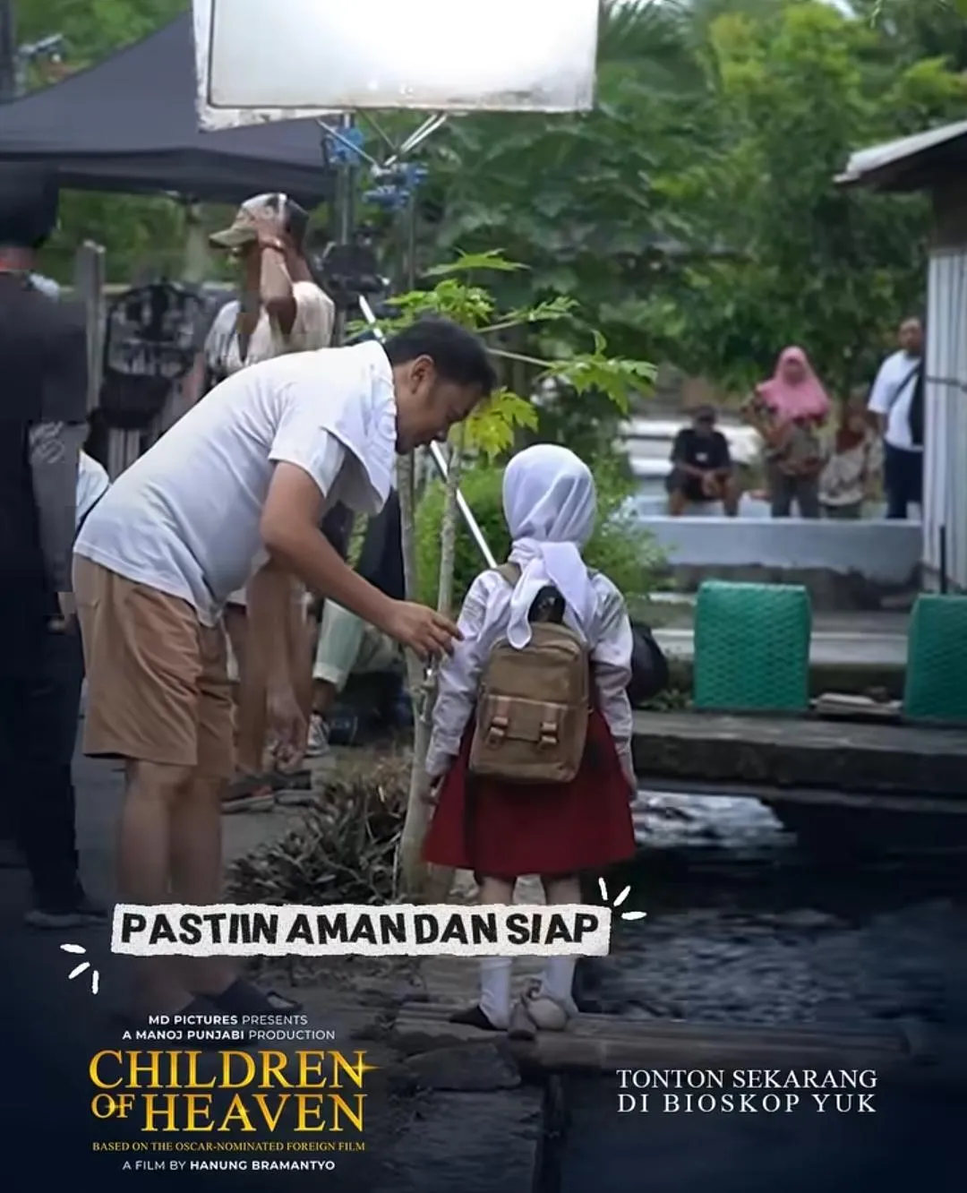 Hanung Bramantyo pakai baju putih (credit: instagram/dapurfilm)