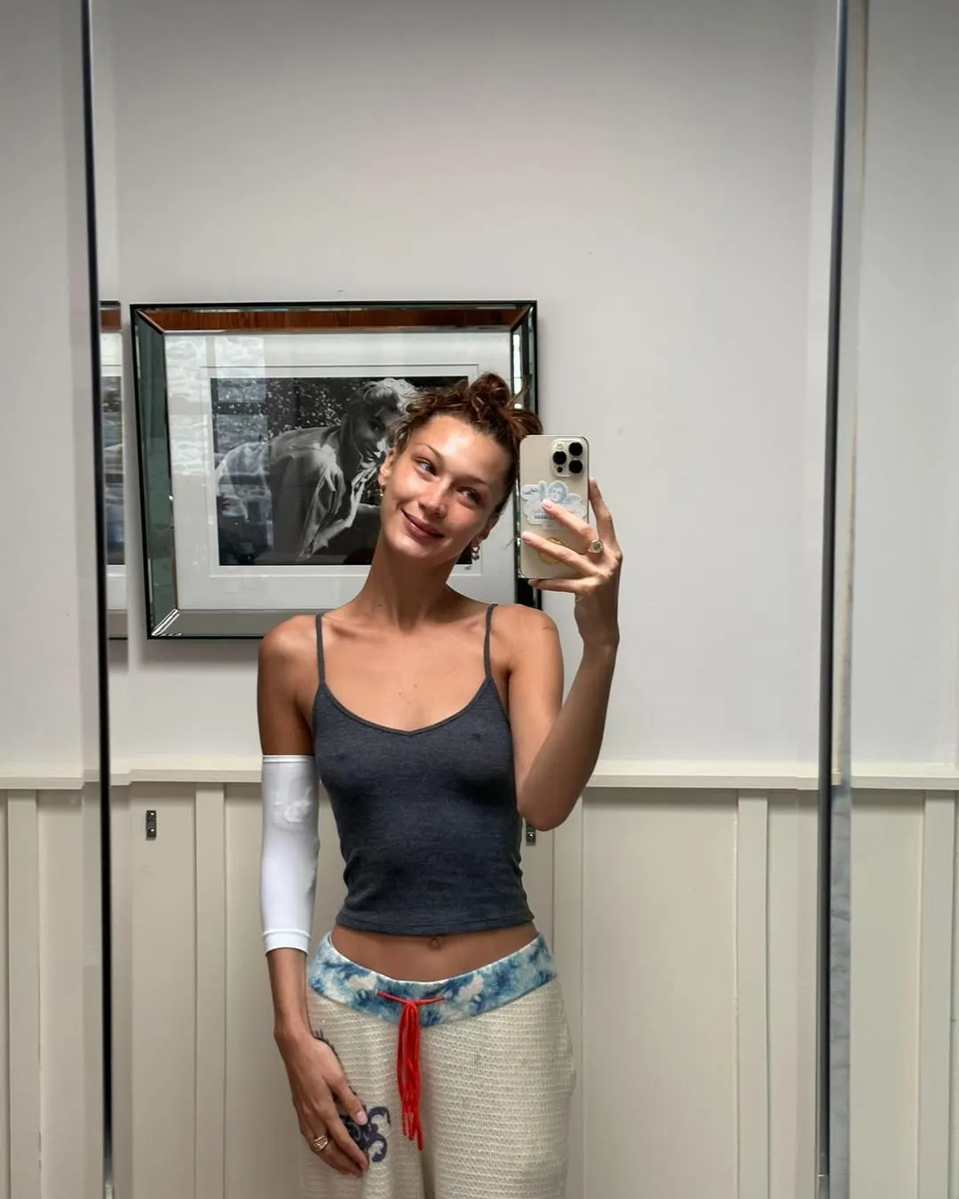 Bella Hadid Terbuka Soal Perawatan dan Kondisi Kesehatan karena Lyme Disease (credit: Instagram.com/bellahadid/)