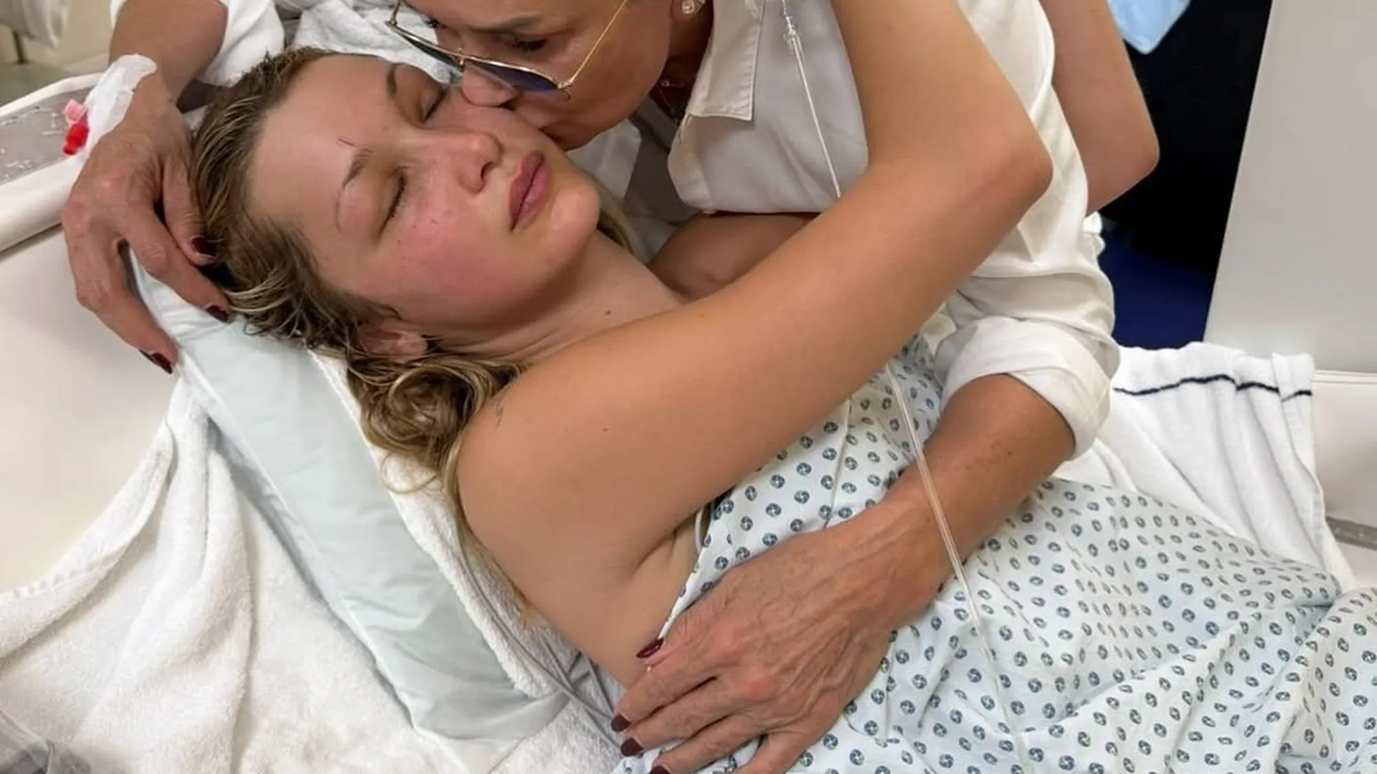 Bella Hadid dapat dukungan keluarga karena Didiagnosis Lyme Disease (credit: Instagram.com/@yolandahadid)