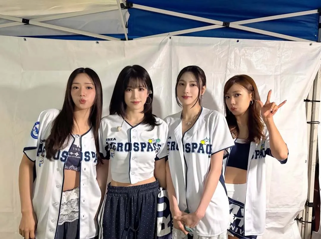 Apink tetap tampil meski hujan deras (credit:instagram.com/official.apink2011)