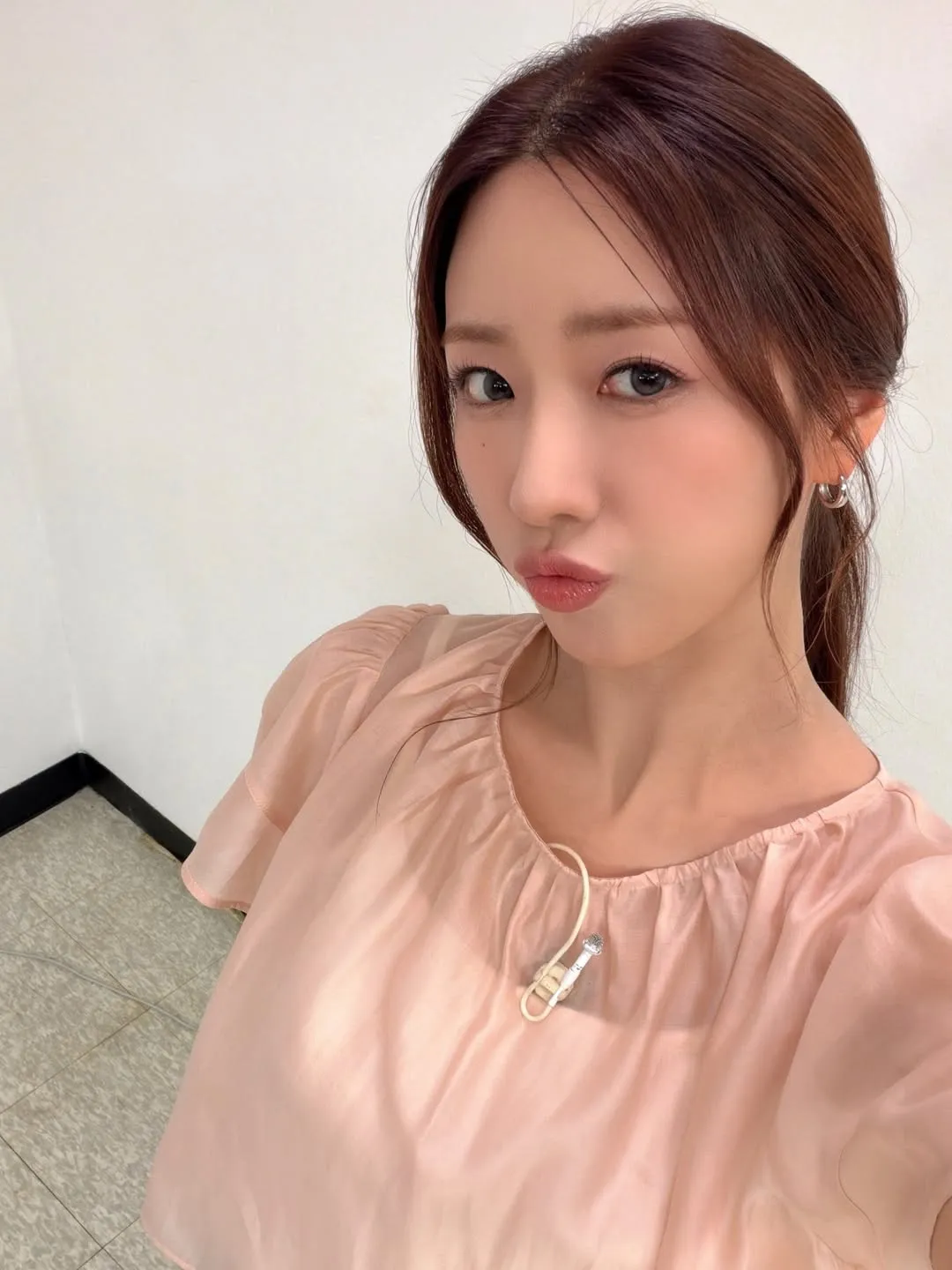 Penonton terkesan dengan penampilan Apink (credit:instagram.com/official.apink2011)