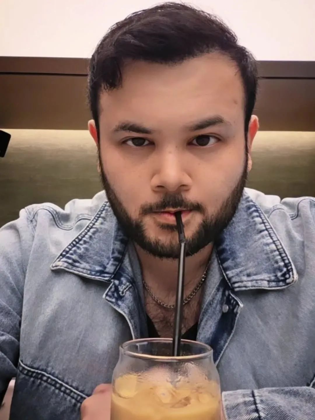 Ridho Rhoma minum pakai sedotan © instagram.com/ridho_rhoma