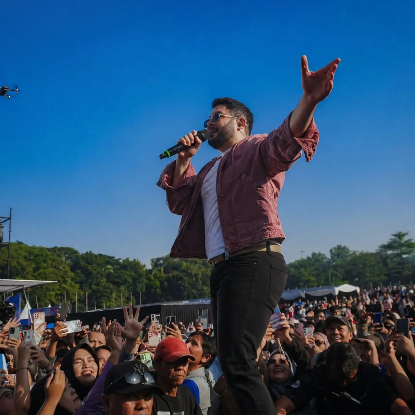 Ridho Rhoma pakai celana hitam di panggung © instagram.com/ridho_rhoma