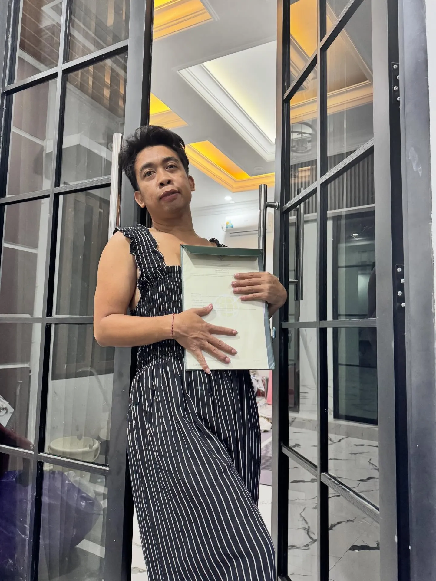 Mimi Peri pegang sertifikat rumah - Credit: instagram.com/mimi.peri