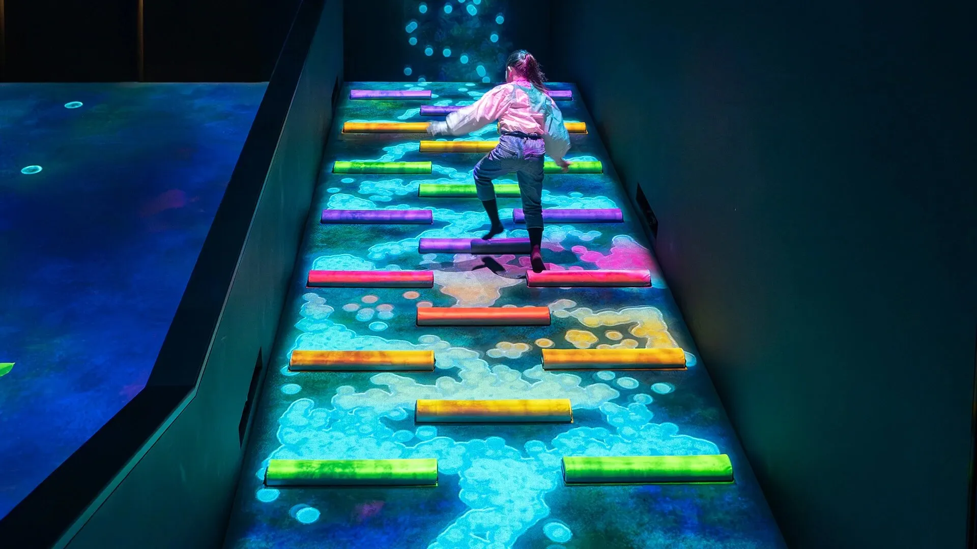 Water Droplets, Flowing Down a Slope. (sumber: marinabaysands)