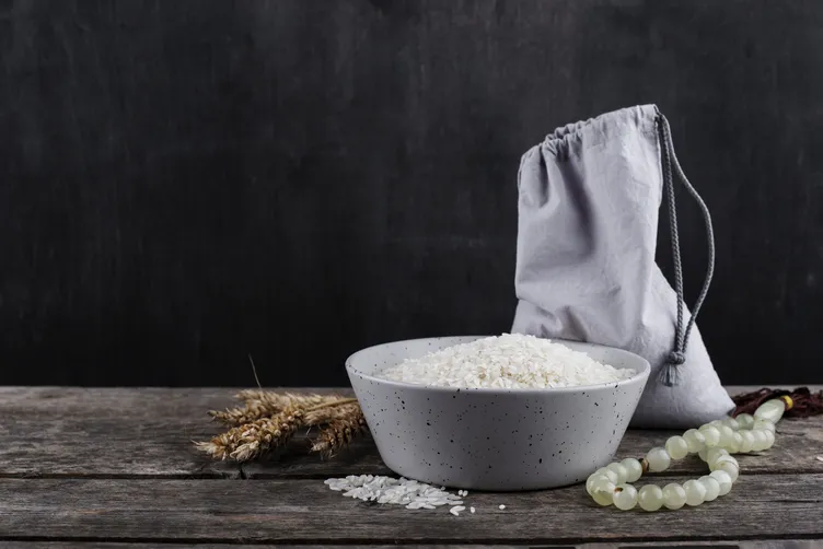 beras dan tasbih putih/image by freepik