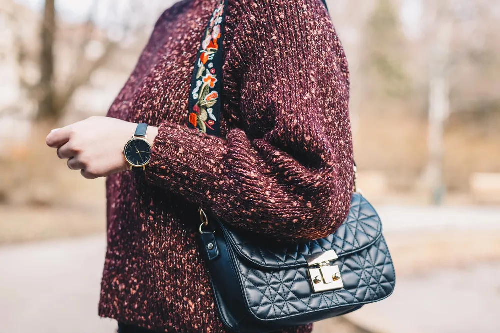 Ilustrasi shoulder bag. (c) mlasaimages/Depositphotos.com