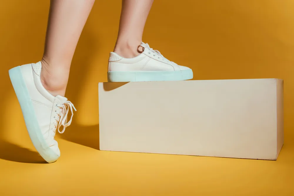 Ilustrasi sneakers. (c) KateNovikova/Depositphotos.com