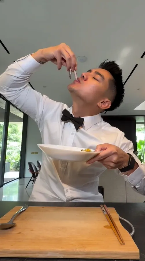 Boy William memegang tembiluk © instagram.com/boywilliam17