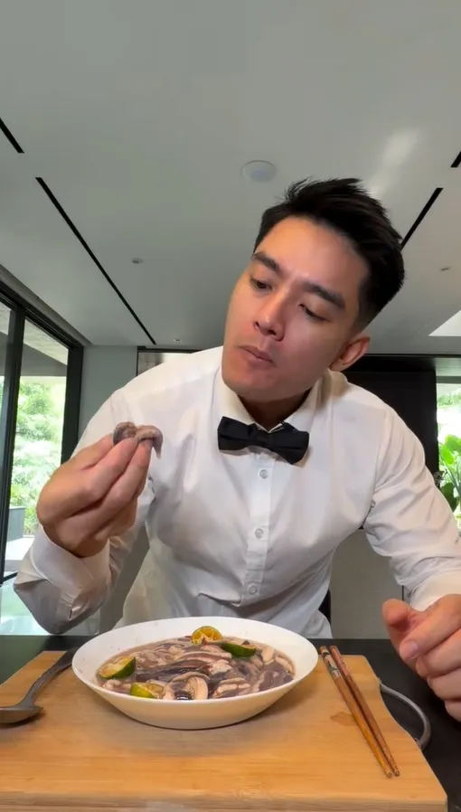 Boy William memegang tembiluk © instagram.com/boywilliam17