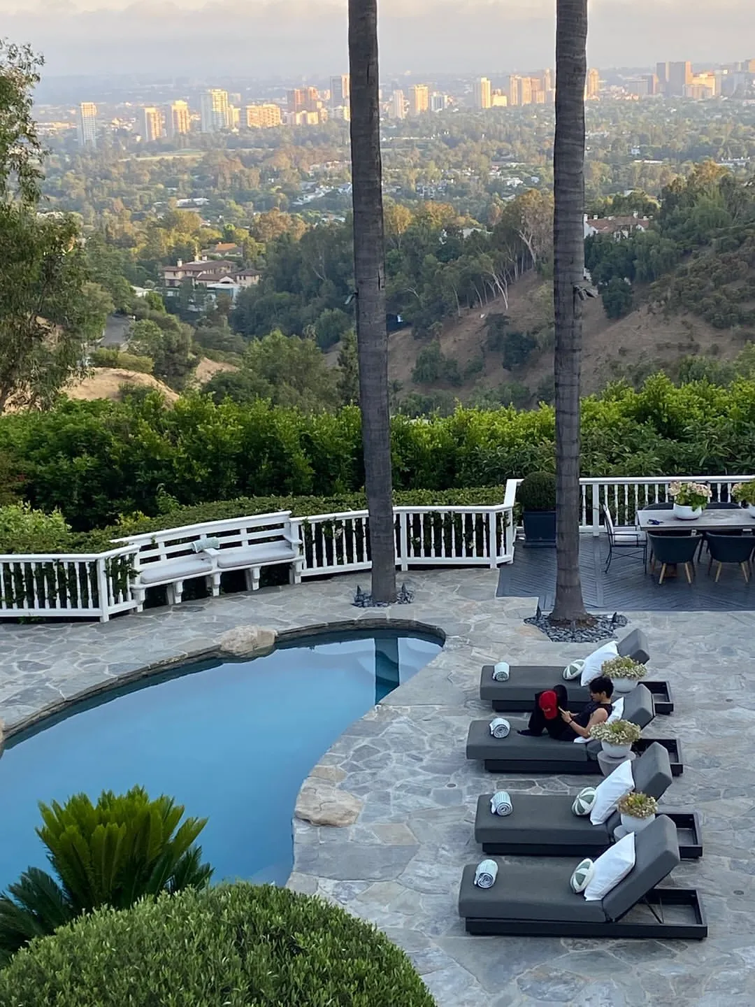 Foto V Ungkap Kemewahan Mansion Beverly Hills