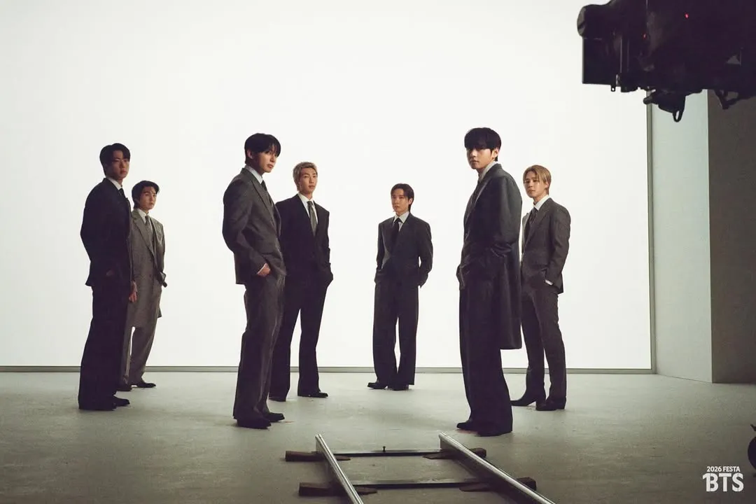 Penampilan BTS dengan gaya formal (credit: Instagram.com/bts.bighitofficial/)