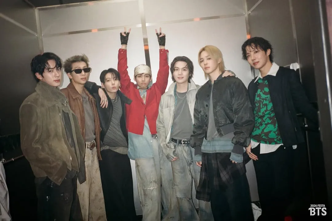 Gaya kasual BTS (credit: Instagram.com/bts.bighitofficial/)