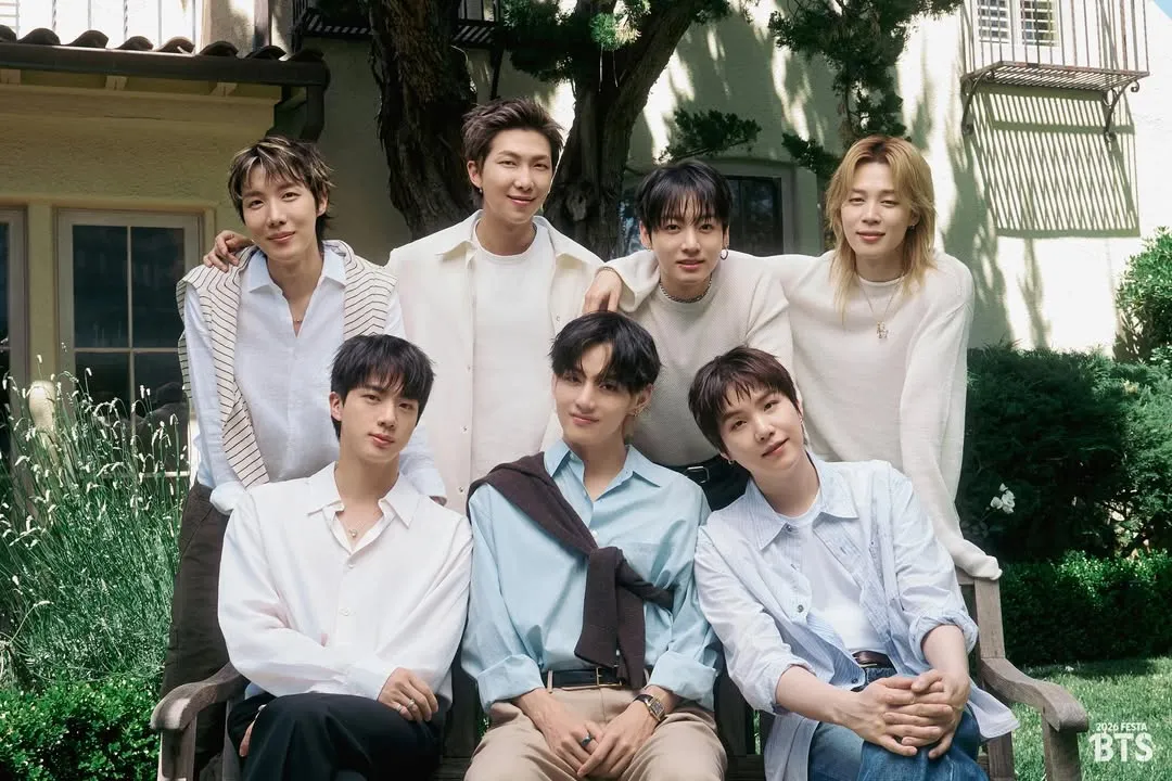 Family potrait BTS (credit: Instagram.com/bts.bighitofficial/)
