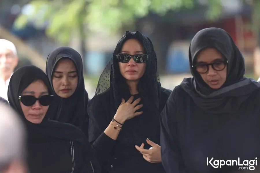 Bunga Zainal pakai baju hitam di pemakaman ayah © KapanLagi.com/Budy Santoso