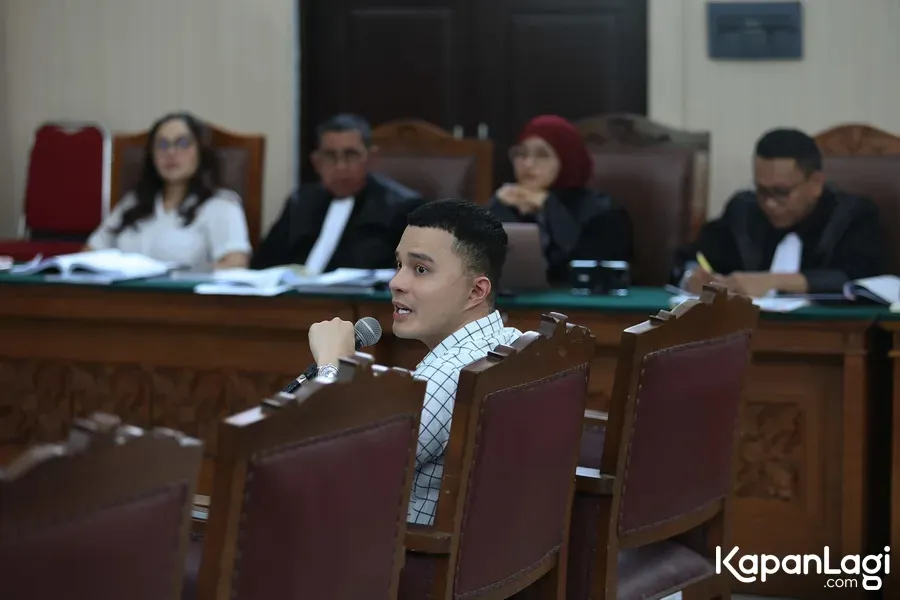 Oky Pratama duduk di ruang sidang © KapanLagi.com/Budy Santoso