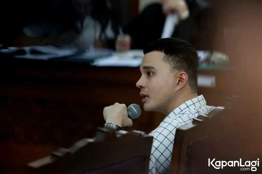 Oky Pratama pakai kemeja kotak kotak putih © KapanLagi.com/Budy Santoso