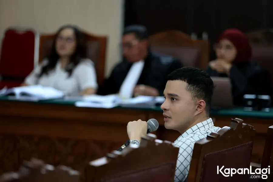 Oky Pratama pegang mic di ruang sidang © KapanLagi.com/Budy Santoso