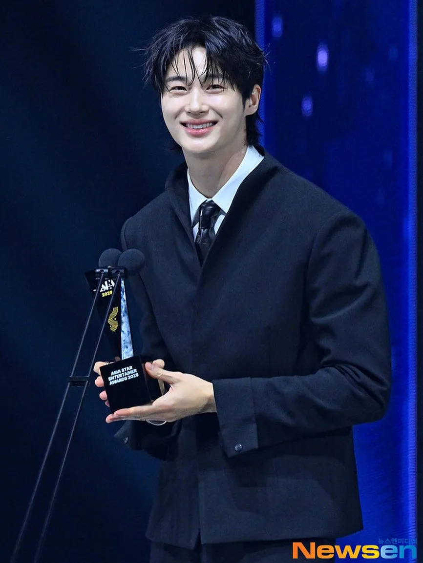 Menang Penghargaan Best Artist (Actor-Male)