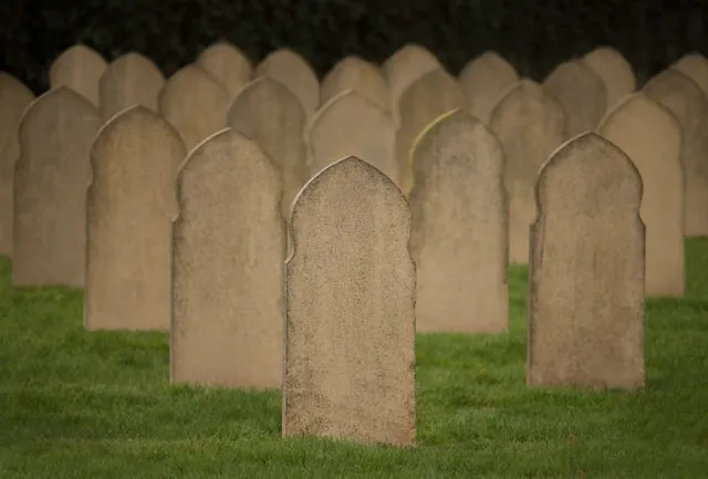 caption ziarah makam (credit: unsplash.com)