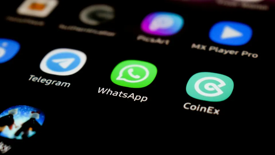 Tips Mengelola Grup WhatsApp dengan Efektif (credit:unsplash.com/id/@lonelyblue)