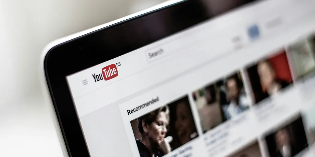 Syarat Mendaftar Google AdSense YouTub (credit:unsplash.com/id/@nordwood)