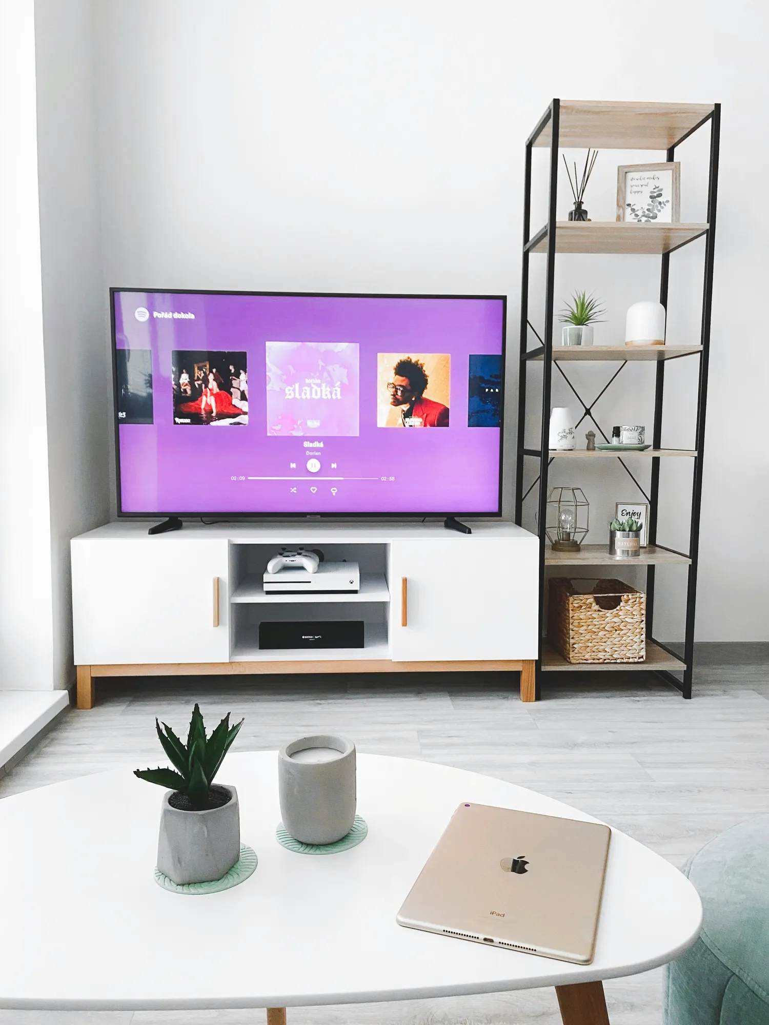 Persiapan Sebelum Mengunduh Spotify di Smart TV (c) Ilustrasi by unsplash