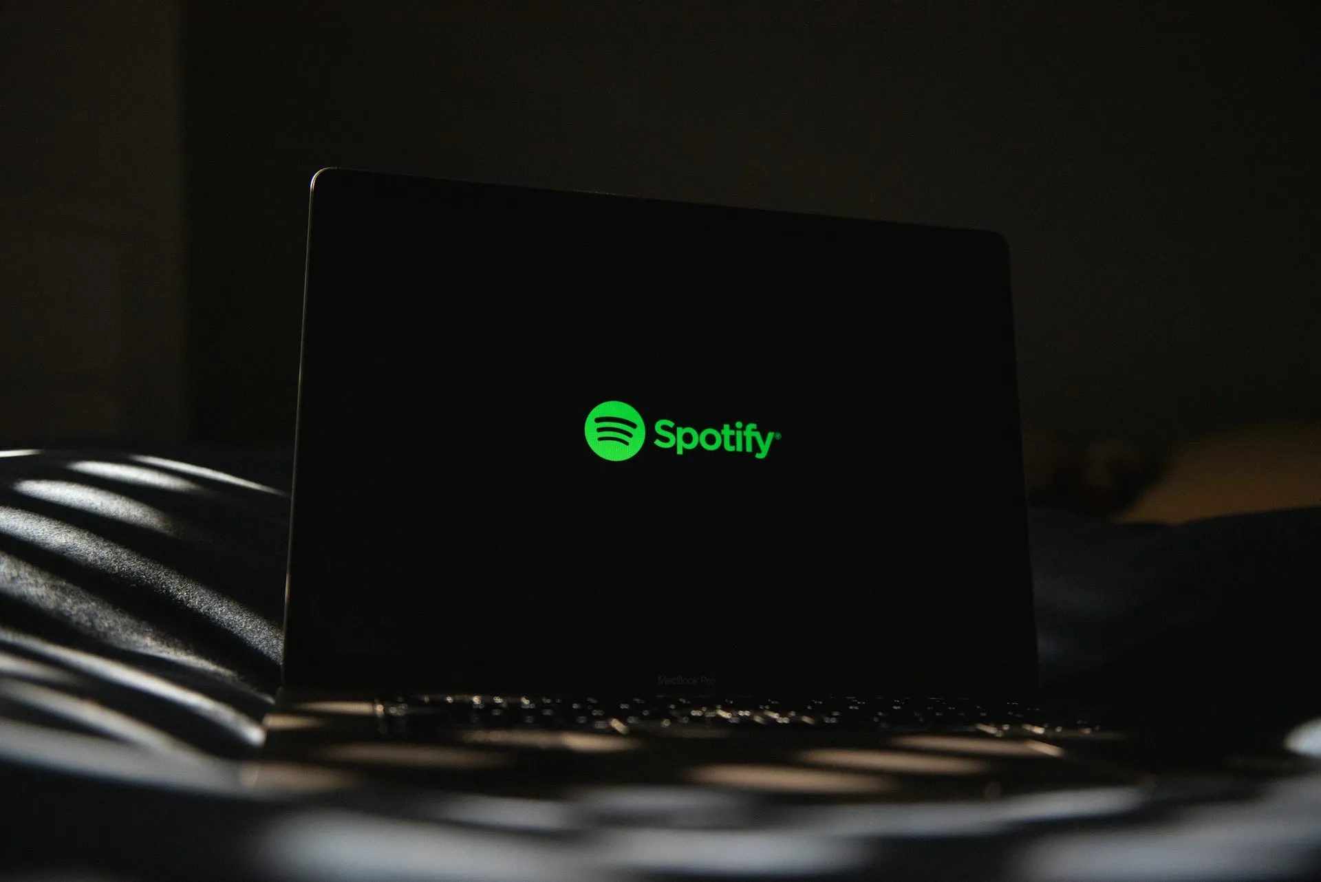 Cara Download Spotify di iOS (credit: unsplash)