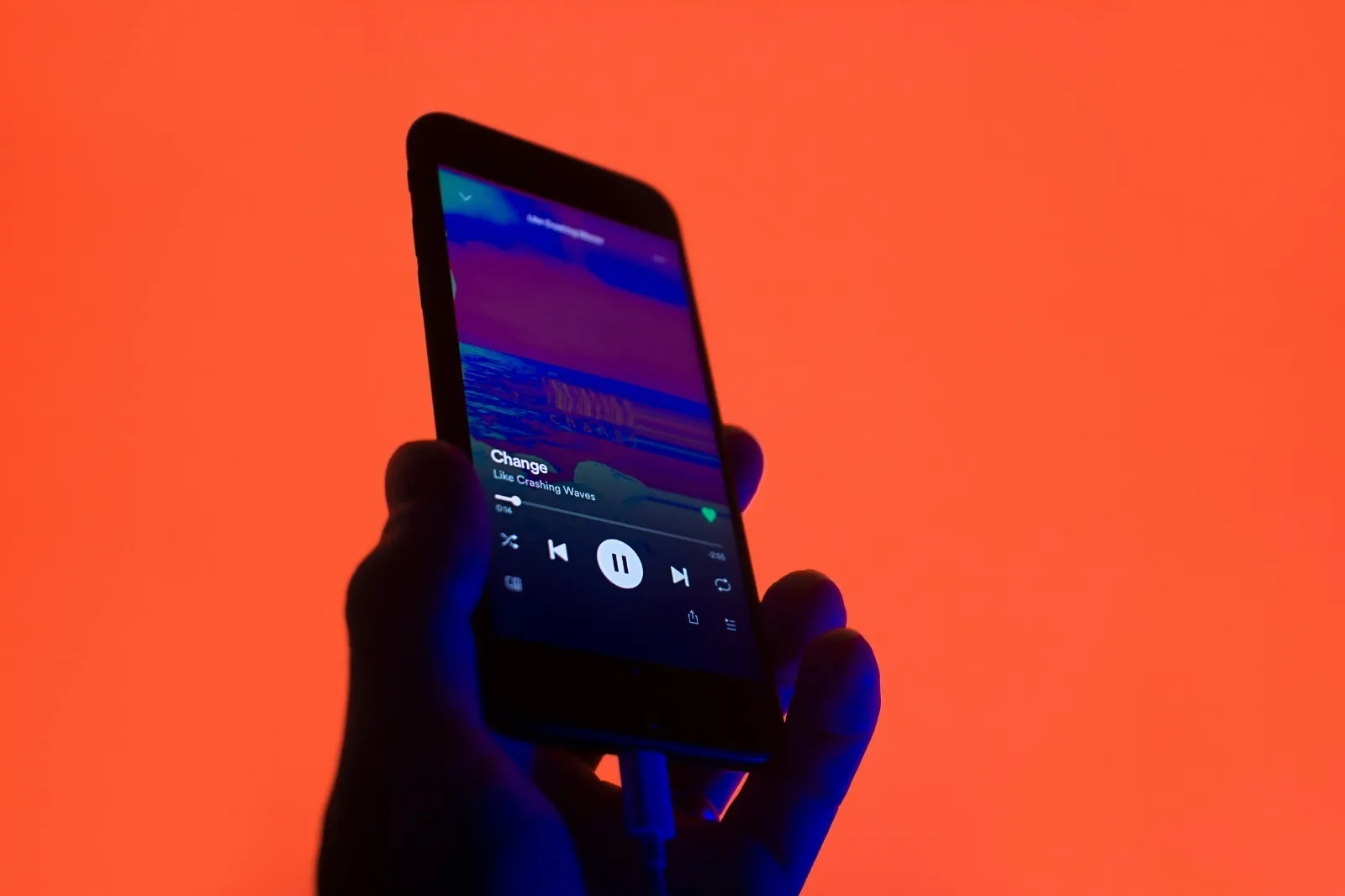 Tampilan layar HP saat memutar lagu di aplikasi Spotify (credit: unsplash)