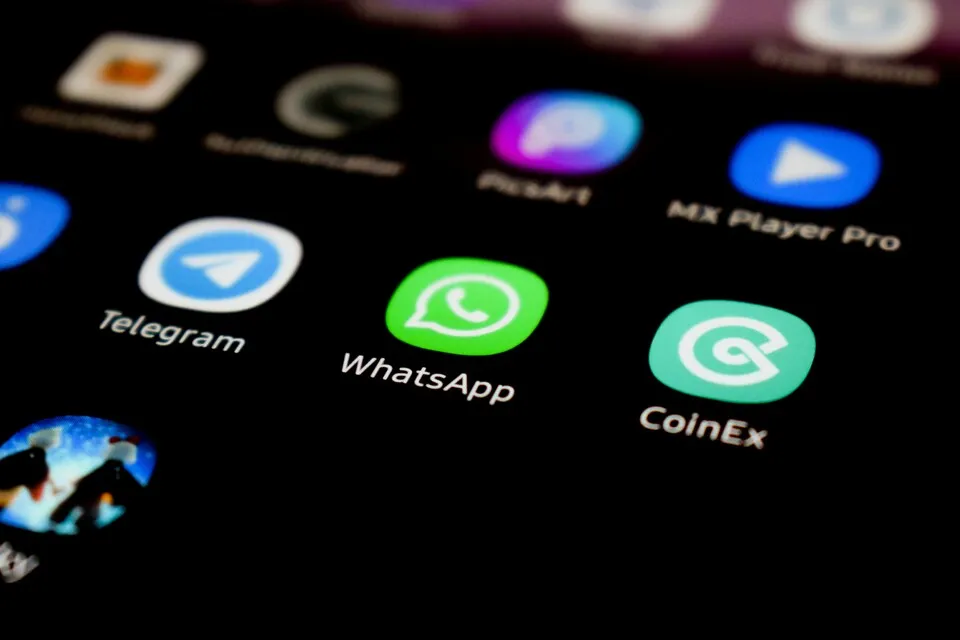 Cara Menghapus Stiker WhatsApp di iPhone (credit:unsplash.com/id/@lonelyblue)