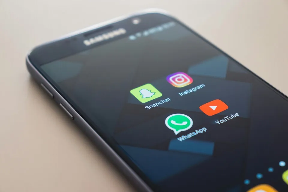 Membersihkan Cache Stiker WhatsApp (credit:unsplash.com/id/@christianw)