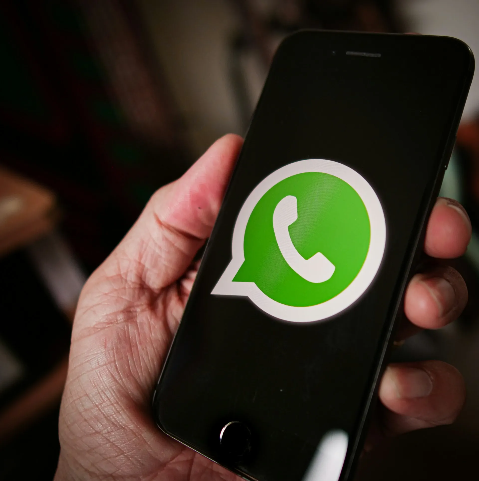 Metode 1: Menggunakan Fitur Dokumen WhatsApp (c) Ilustrasi AI