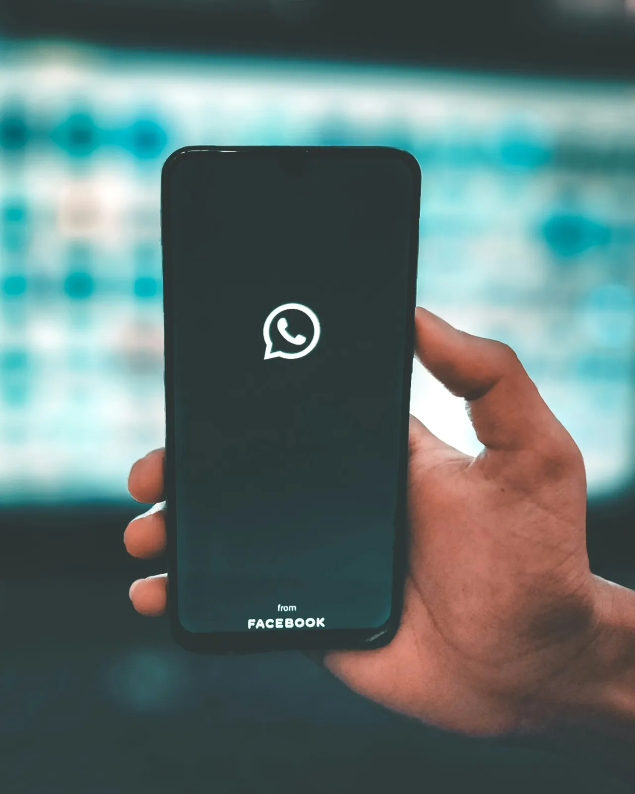 Tampilan awal aplikasi WhatsApp saat dibuka (credit: unsplash)