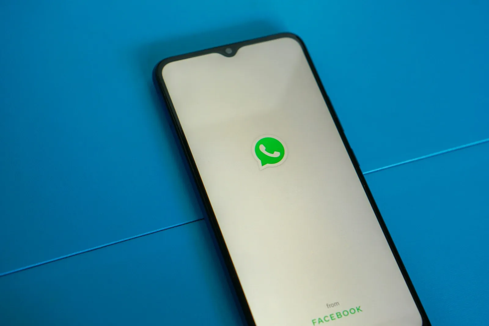 Tampilan awal aplikasi WhatsApp saat dibuka (credit: unsplash)