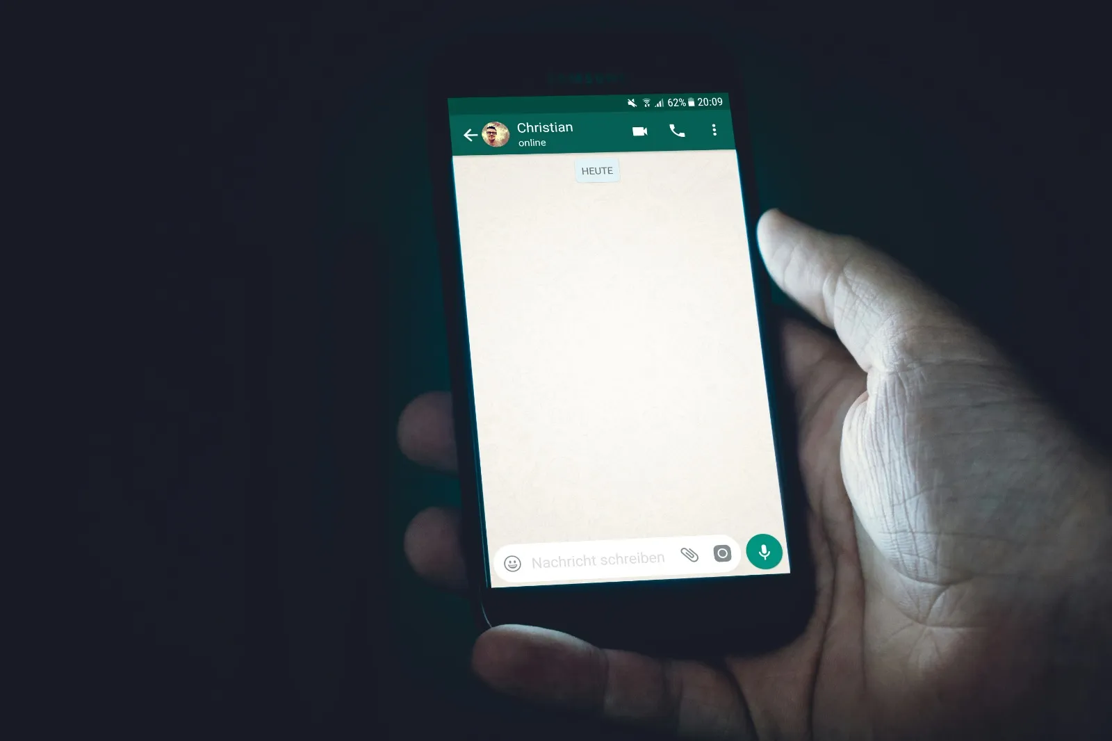 Tampilan layar chat WhatsApp (credit: unsplash)