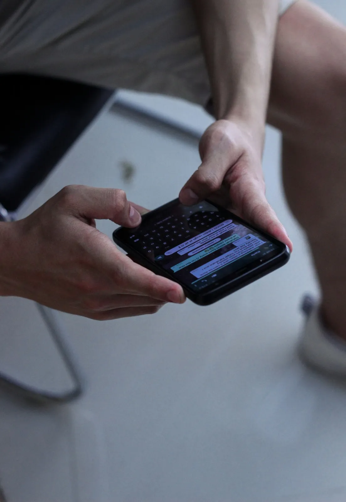 Seseorang sedang menggunakan fitur chat WhatsApp (credit: unsplash)