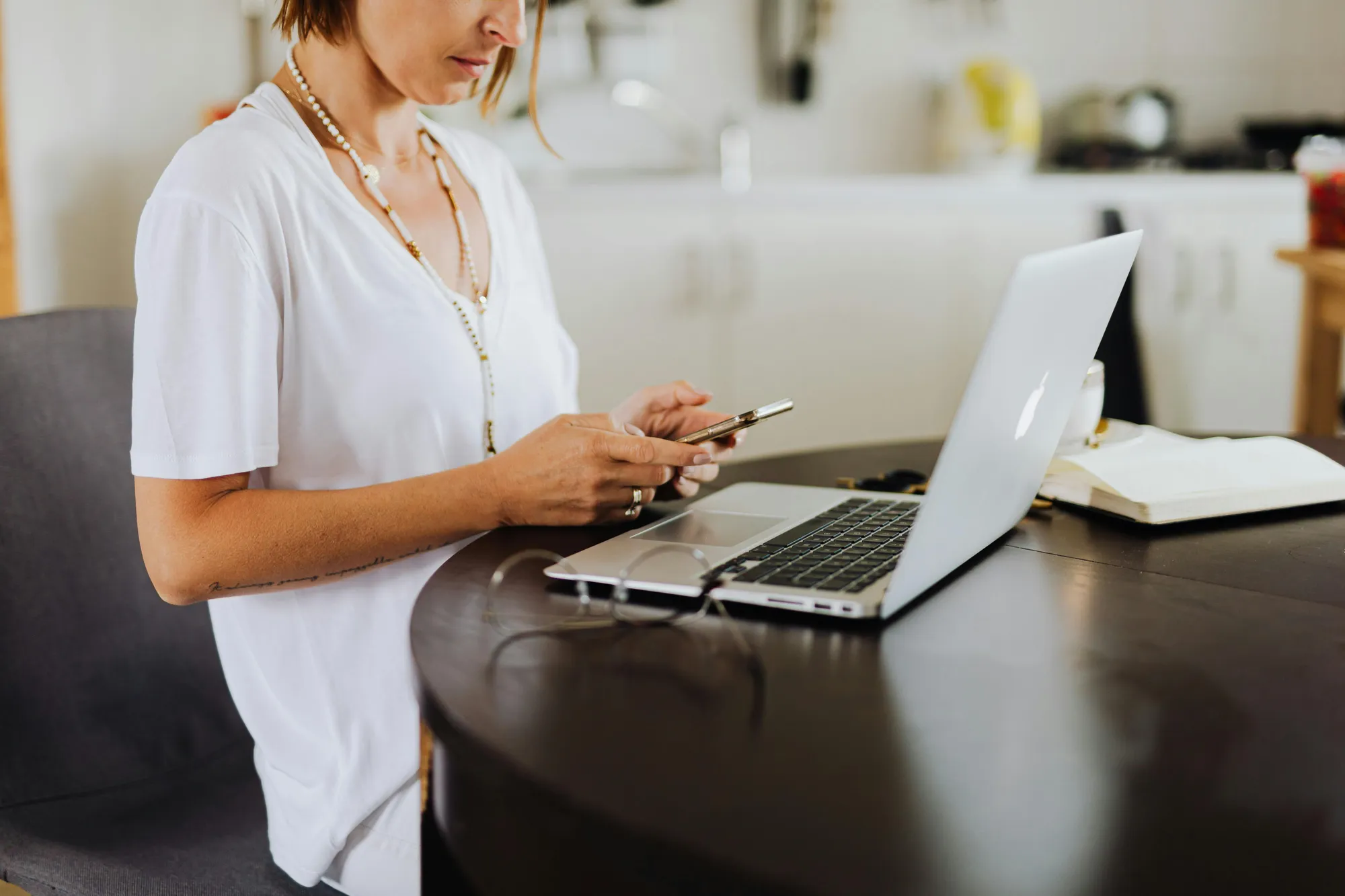 Menggunakan Aplikasi Pihak Ketiga (c) Ilustrasi Pexels/Photo By: Kaboompics.com