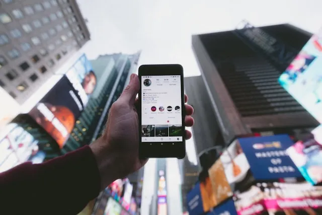 Menggunakan Fitur Direct Message (DM) (c) unsplash.com