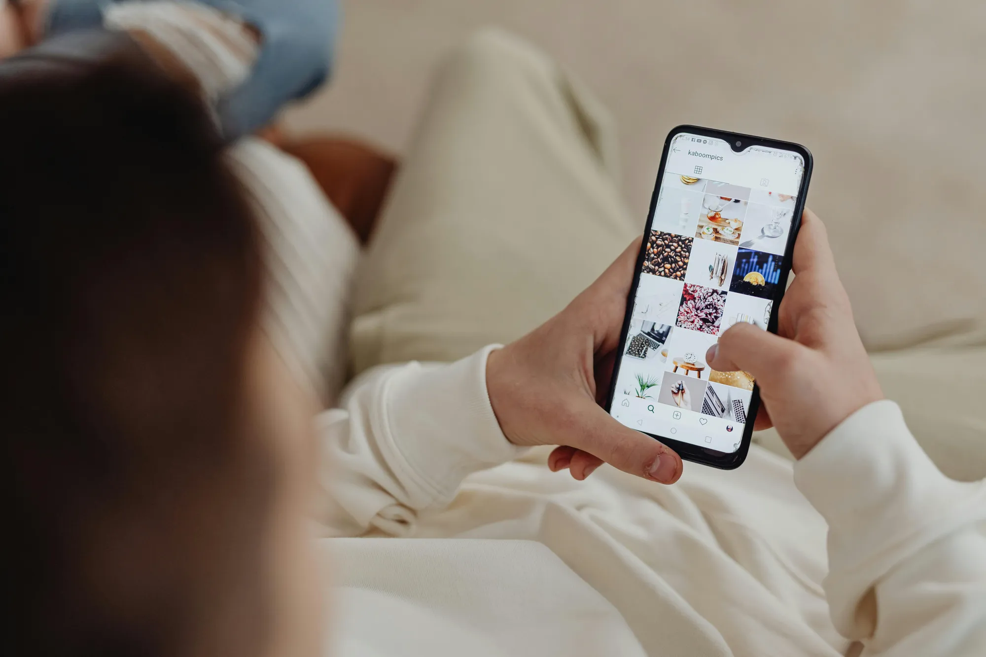 Cara Melihat Riwayat Login Instagram di Perangkat Mobile (c) Ilustrasi Pexels/Photo By: Kaboompics.com