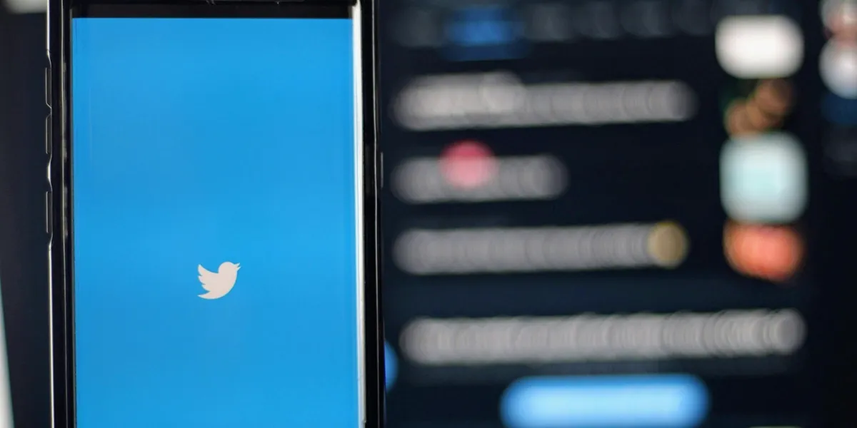 Menganalisis Performa Tweet Individual (credit:unsplash.com/id/@joshua_hoehne)