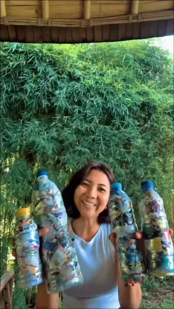 Dian Sonnerstedt memegang Ecobrik (credit: instagram/mamaserbabisa)