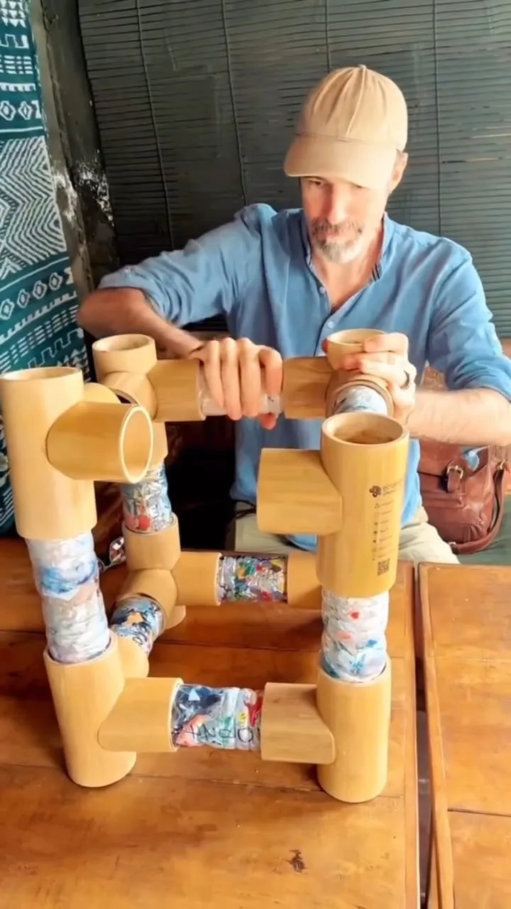 Menggabungkan Ecobrick dengan Eco-Joiner  (credit: instagram/mamaserbabisa)