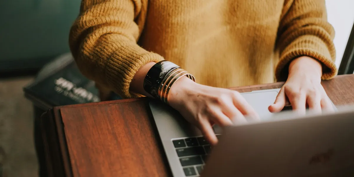 Strategi Pengelolaan Katalog Jangka Panjang (credit:unsplash.com/id/@christinhumephoto)