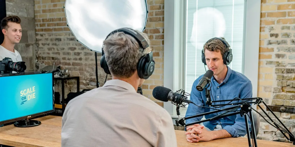 Pengertian dan Manfaat Podcast (credit:unsplash.com/id/@austindistel)