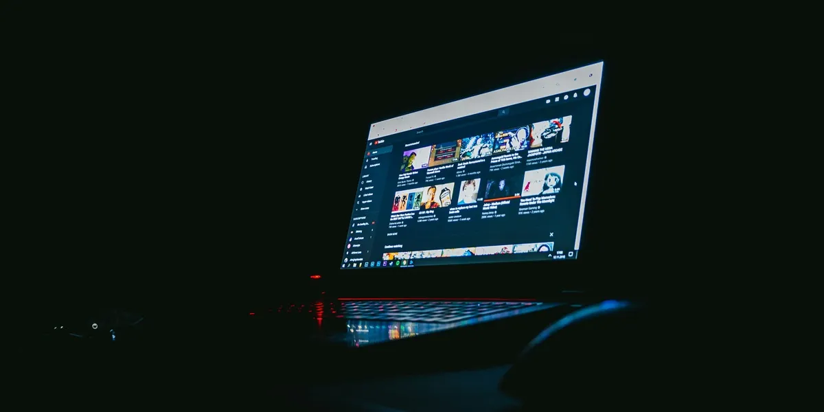 Perbedaan Tema Gelap dan Terang (ccredit:unsplash.com/id/@leon_bublitz)