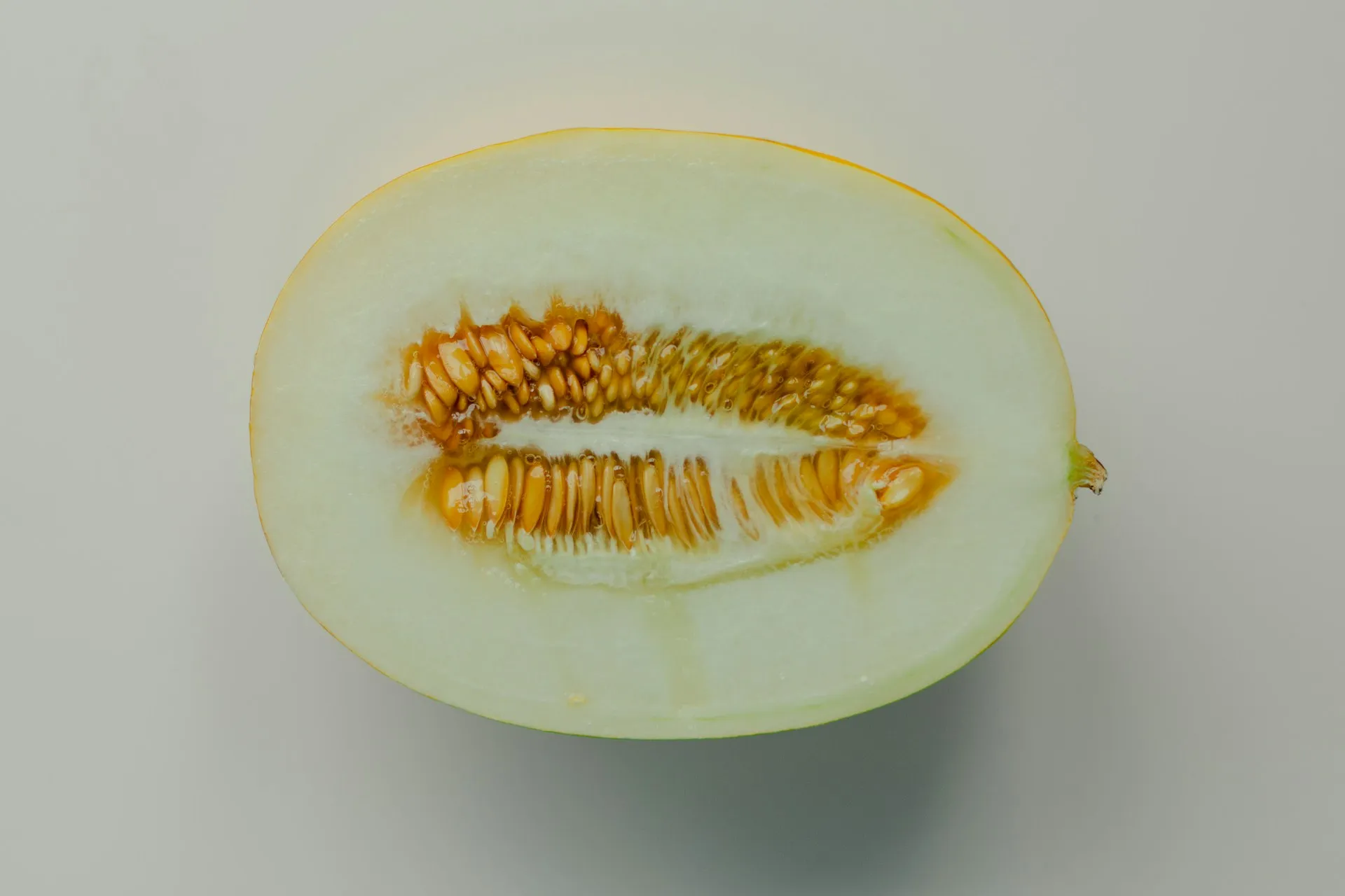 Memeriksa Tekstur dengan Sentuhan (credit: unsplash)