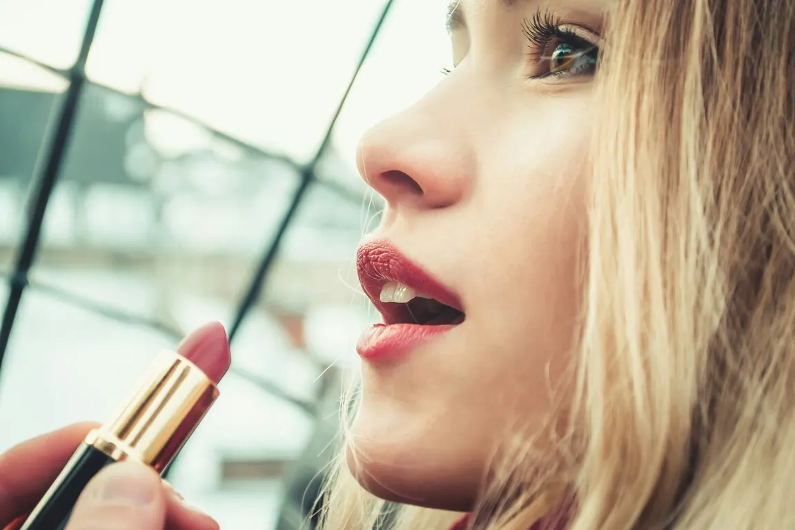 Memilih Tekstur Lipstik yang Tepat (credit:unsplash.com/id/@andriyko)