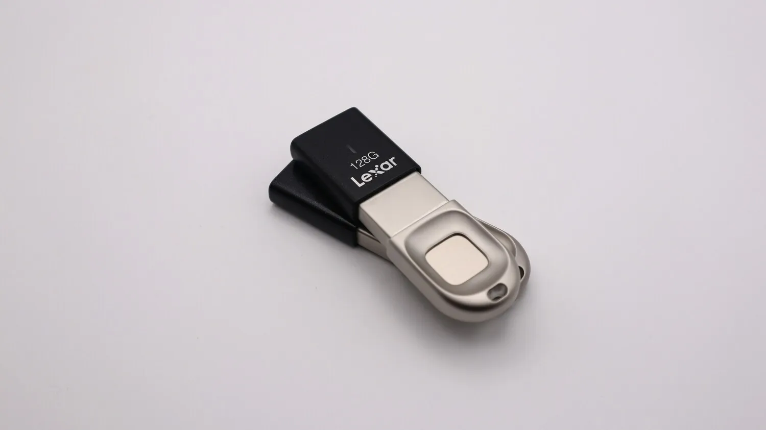 Periksa Sakelar Fisik pada Flashdisk (credit:unsplash.com/id/@wasikhan224)